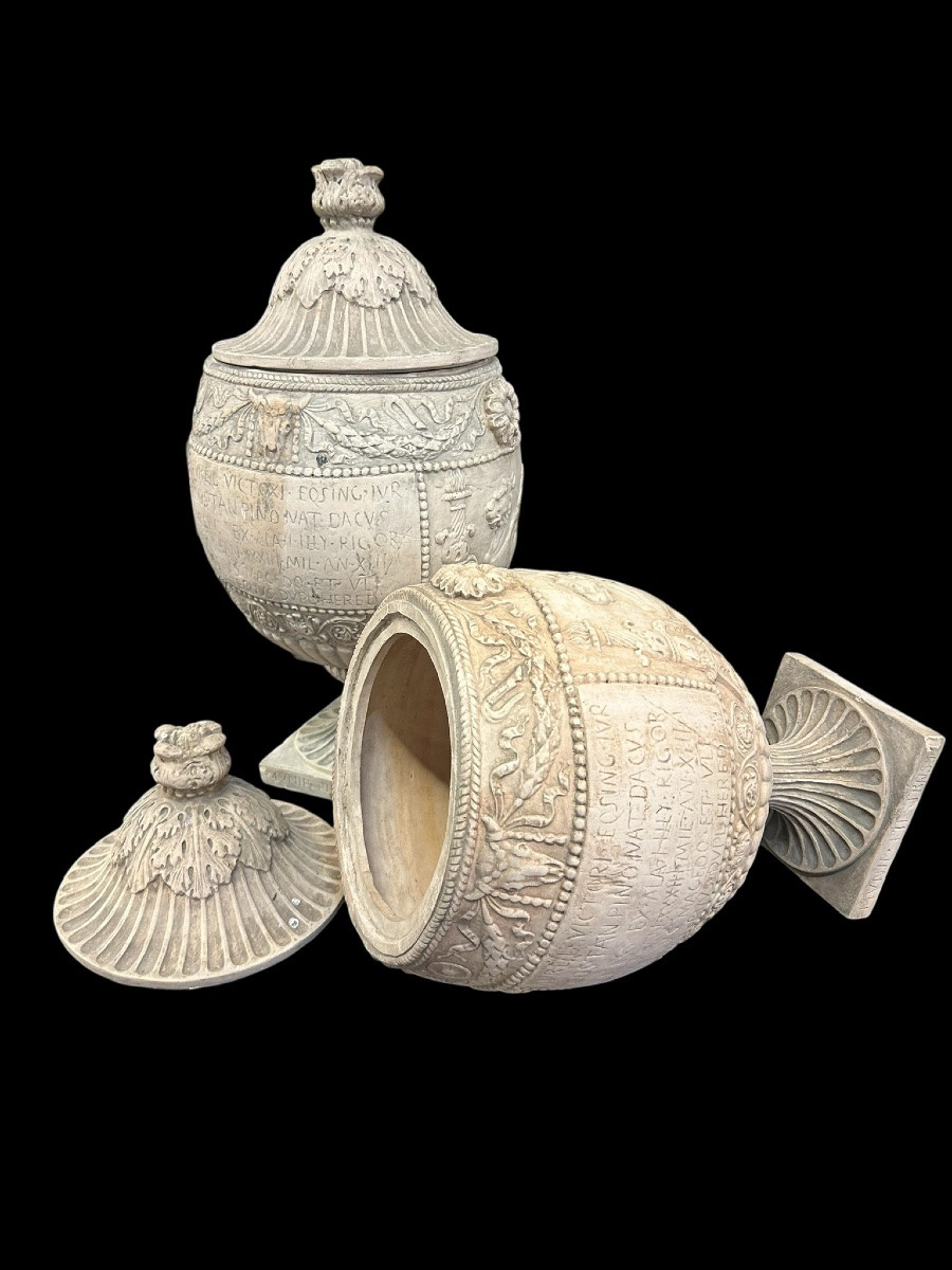 Paire de vases couverts ou urnes Piraseni dans le goût de l’antique en terre cuite blanche H 65-photo-6