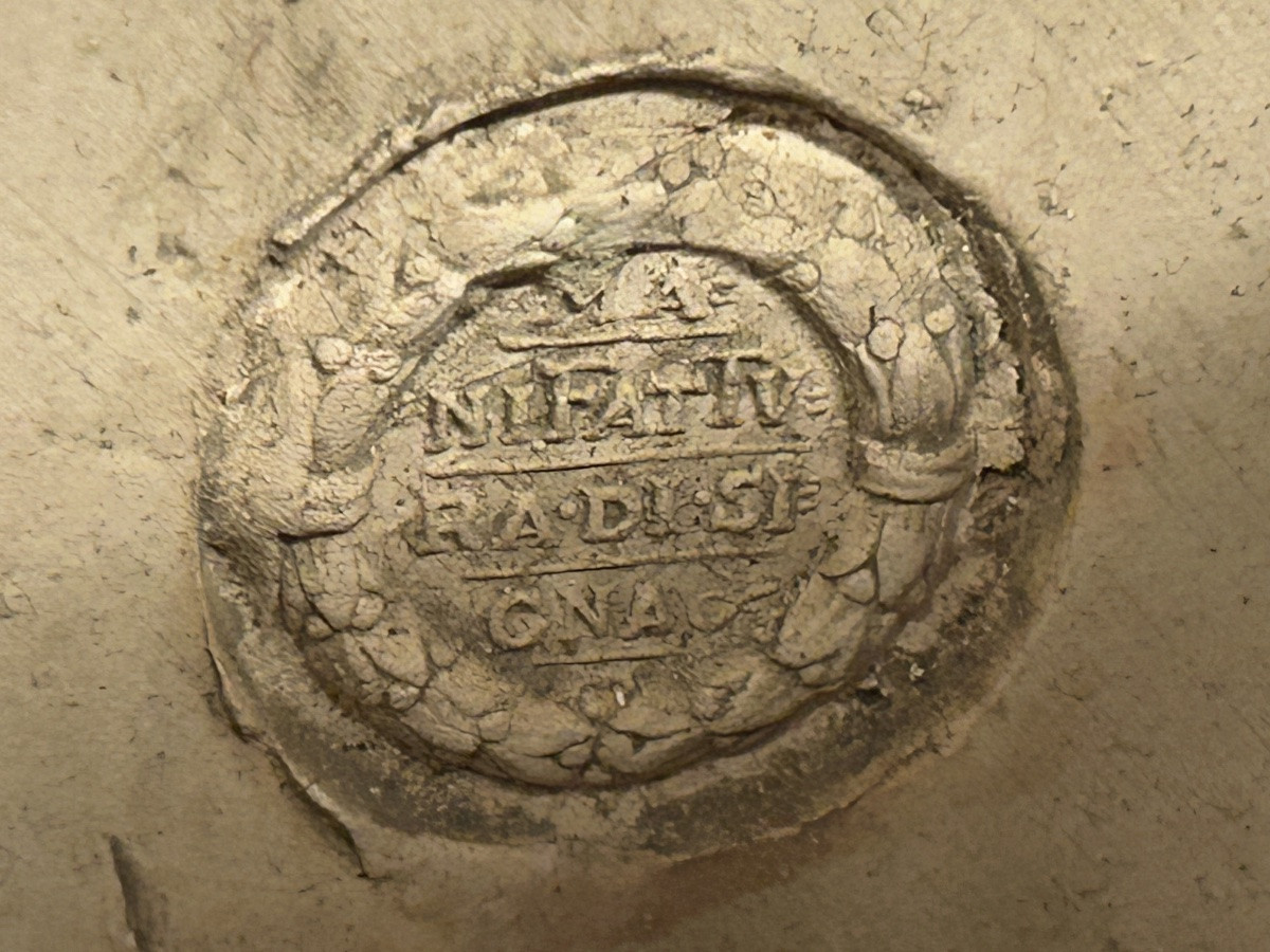 Paire de vases couverts ou urnes Piraseni dans le goût de l’antique en terre cuite blanche H 65-photo-7