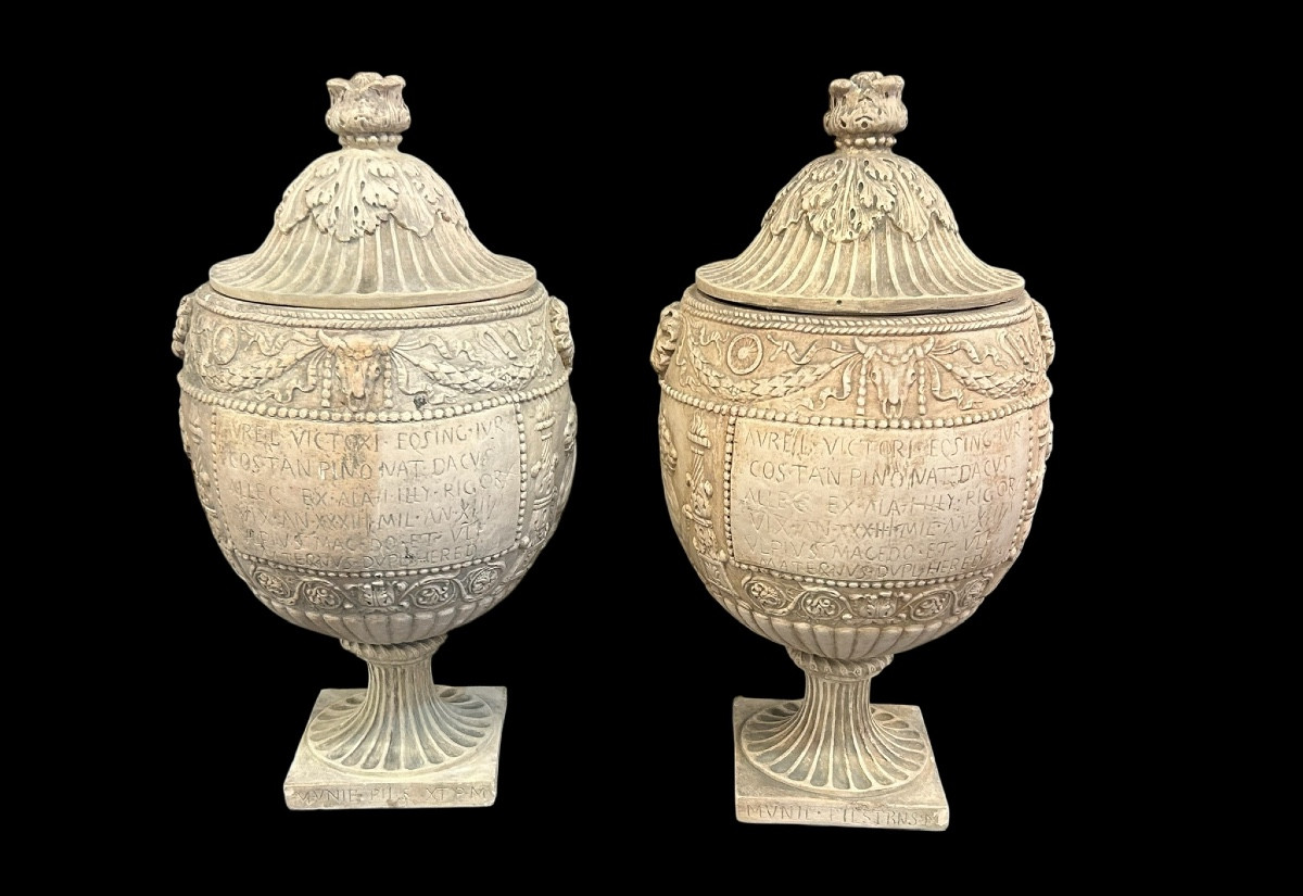Paire de vases couverts ou urnes Piraseni dans le goût de l’antique en terre cuite blanche H 65