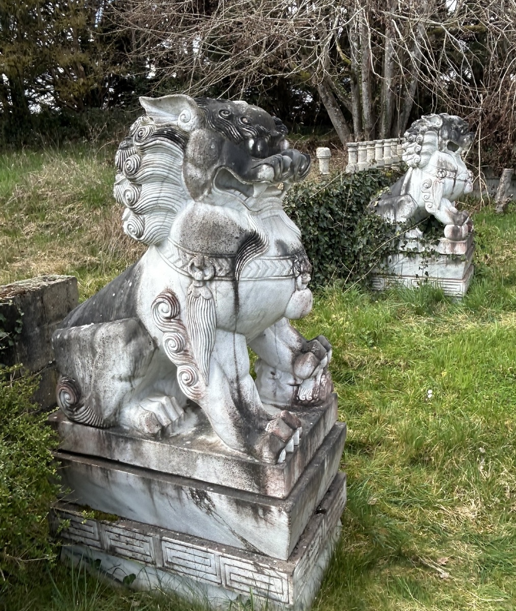 Importante paire de chiens de fô gardiens de temple sculpture en marbre hauteur 180 cm