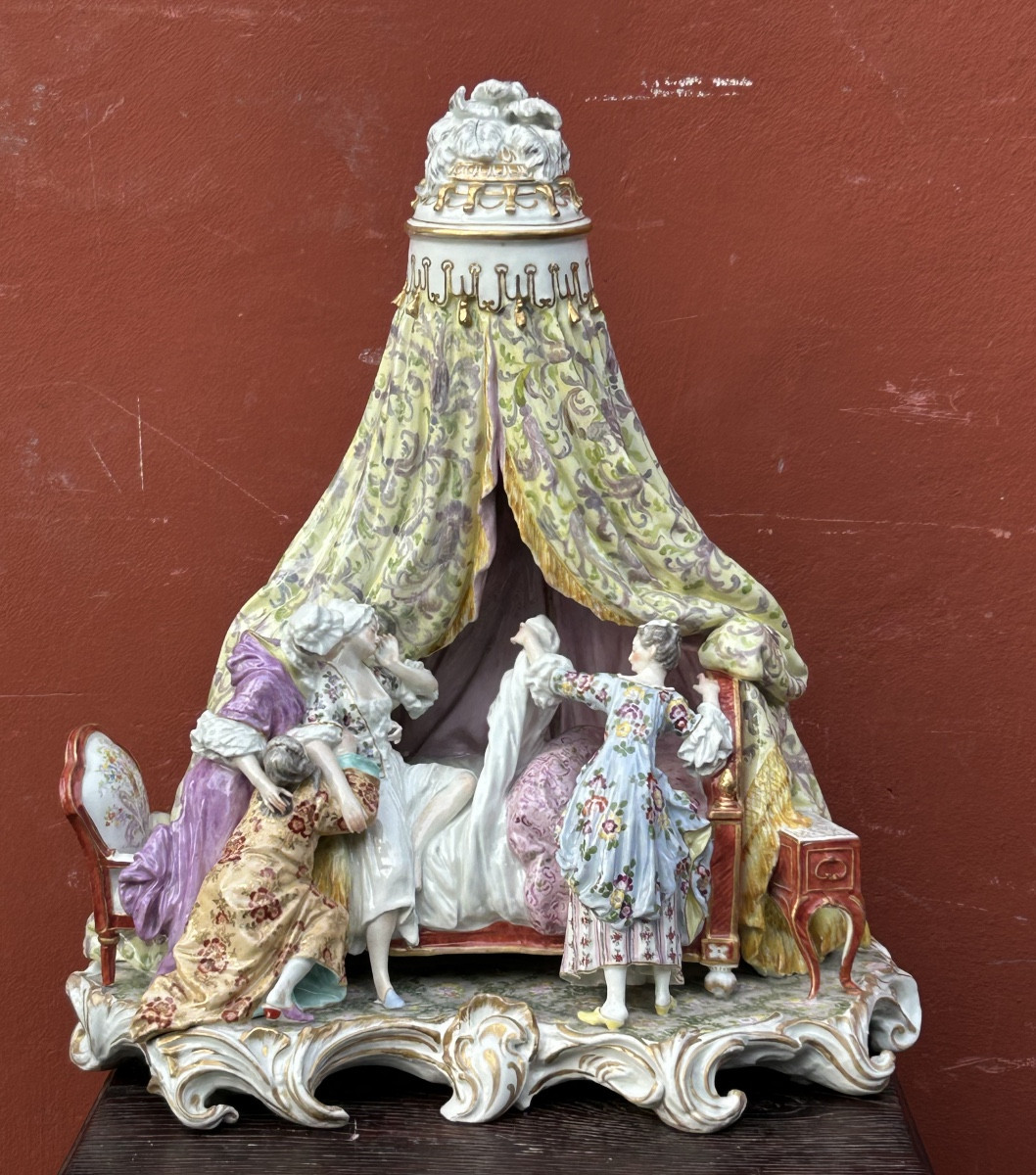 Saxe - le coucher de la mariée - Groupe pyramidal en porcelaine émaillé polychrome  1880-1910