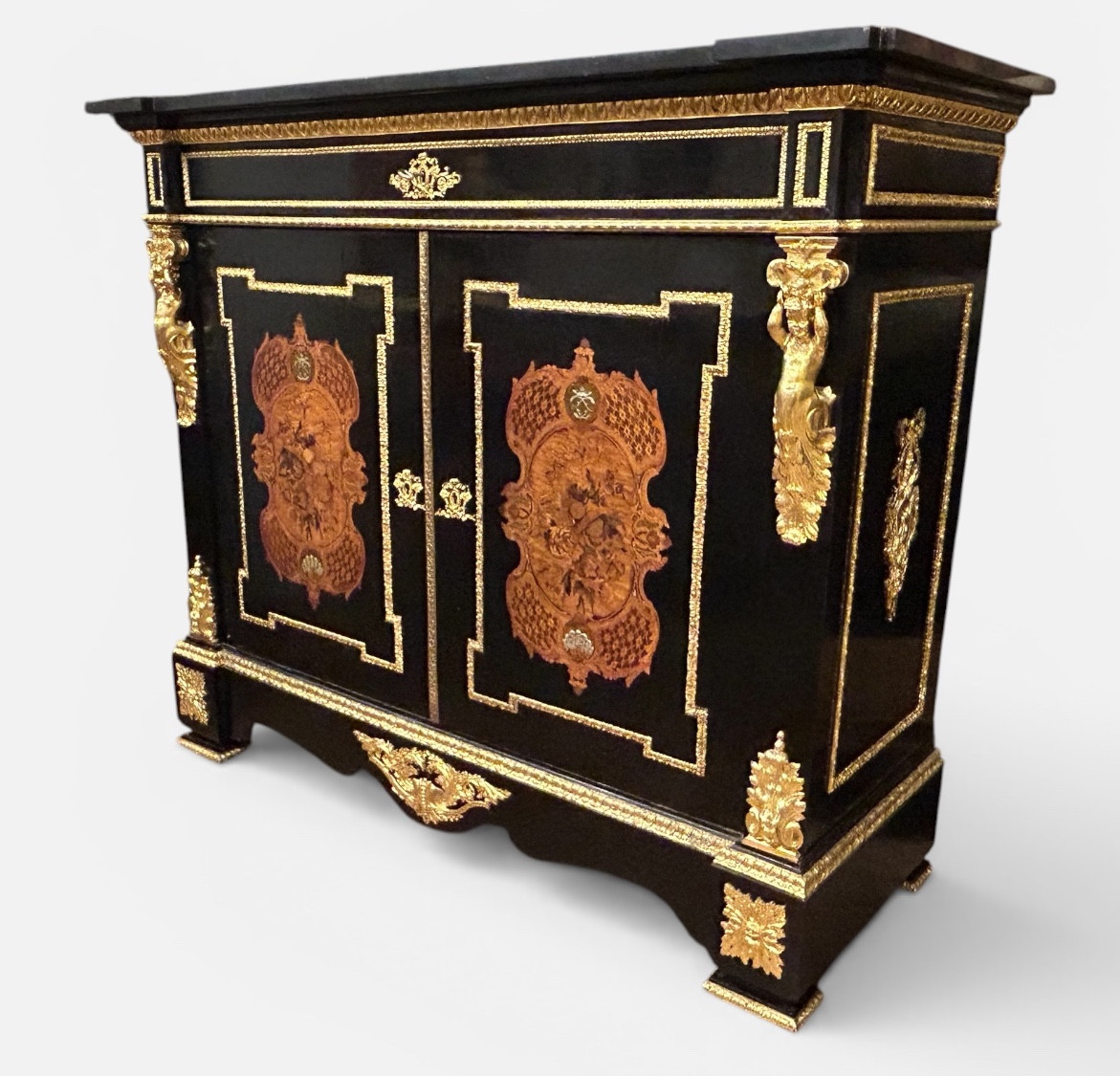 Meuble d’entre deux à hauteur d’appui d’époque Napoléon III bronze doré et marqueterie 