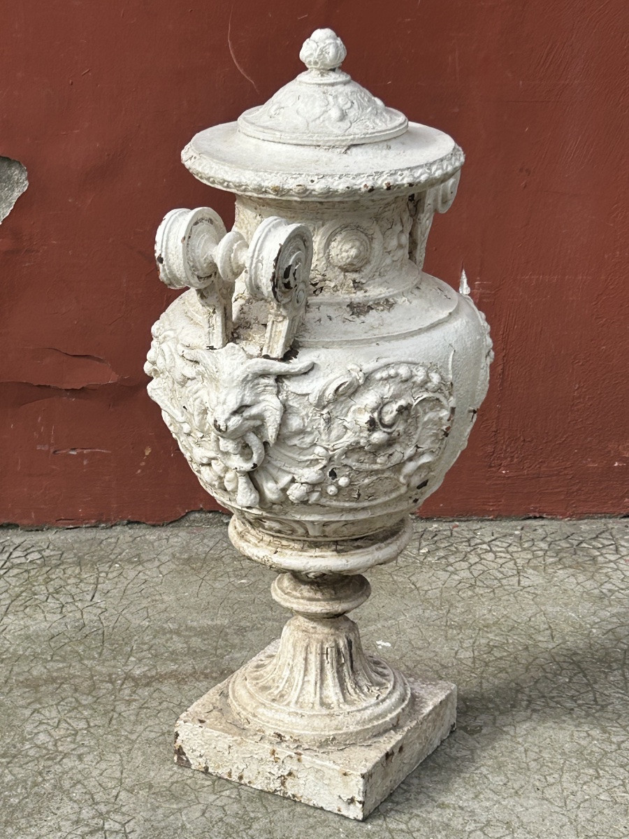 Grand vase couvert ou urne en fonte d’époque XIXéme siècle - décoration de jardin vase Médicis -photo-3