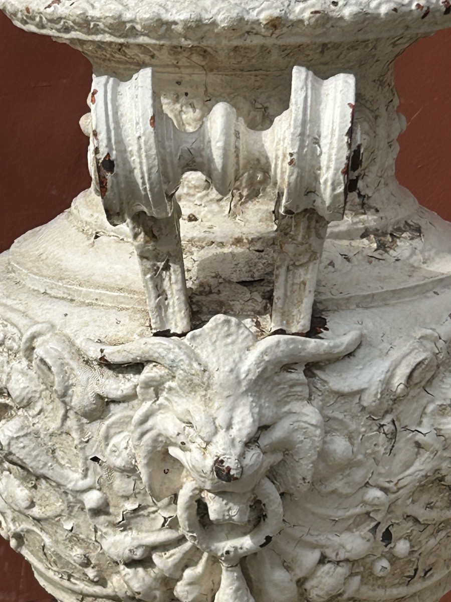 Grand vase couvert ou urne en fonte d’époque XIXéme siècle - décoration de jardin vase Médicis -photo-1