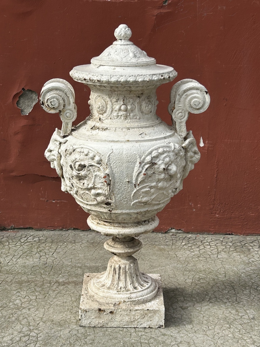 Grand vase couvert ou urne en fonte d’époque XIXéme siècle - décoration de jardin vase Médicis 