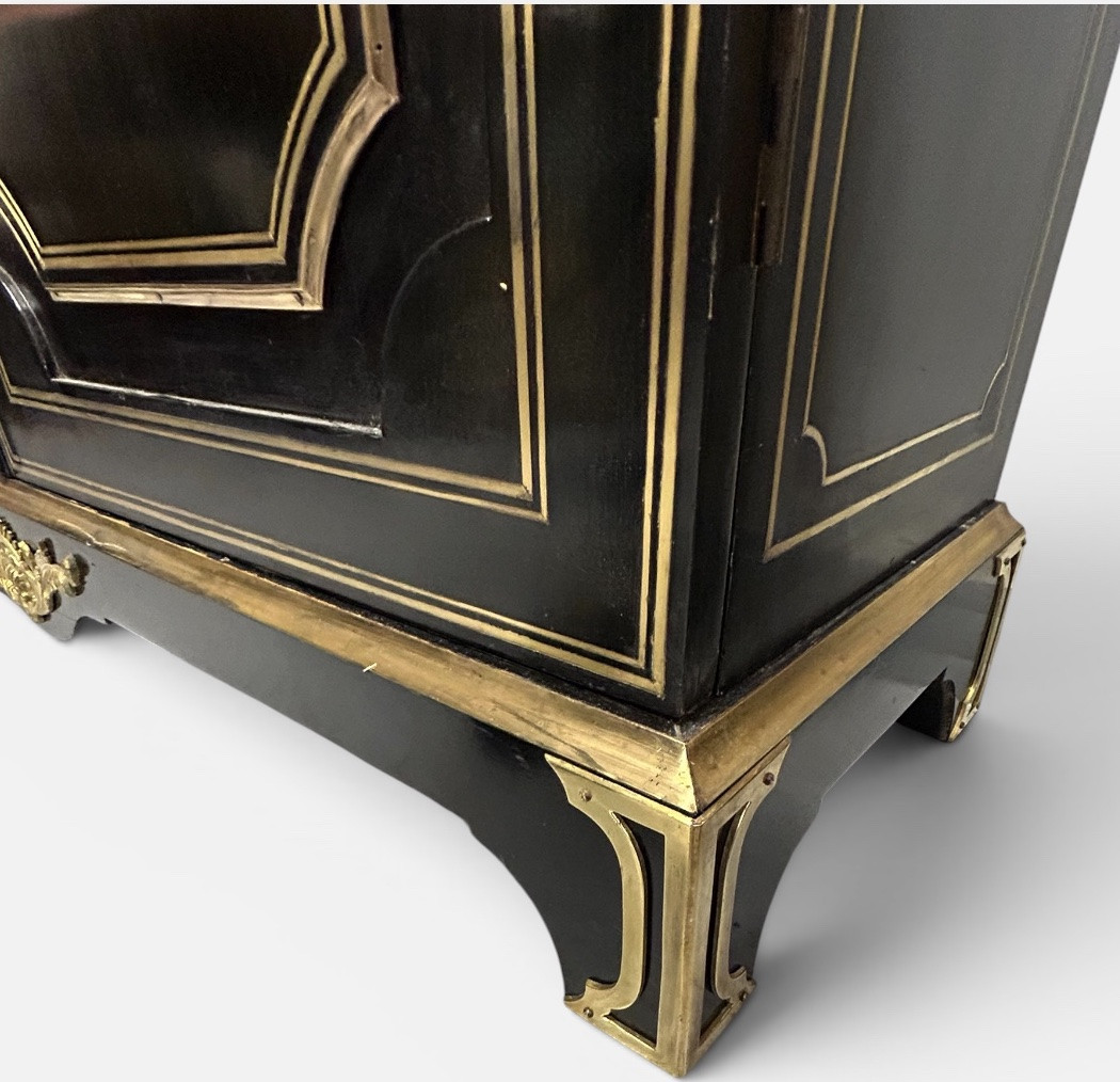 Bibliothèque ou vitrine en bois laqué noir de style Louis XIV époque Napoléon III -photo-4