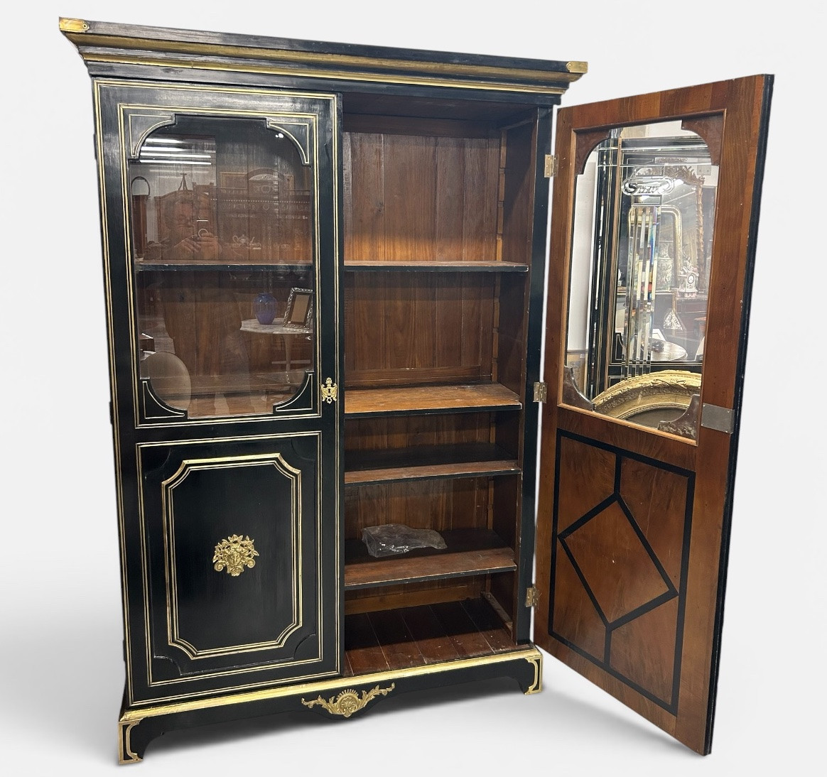Bibliothèque ou vitrine en bois laqué noir de style Louis XIV époque Napoléon III -photo-5