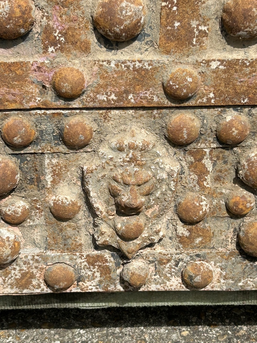 Coffre fort clouté en fer forgé  Français du début du XIXème maison CHARF a Marseille -photo-5