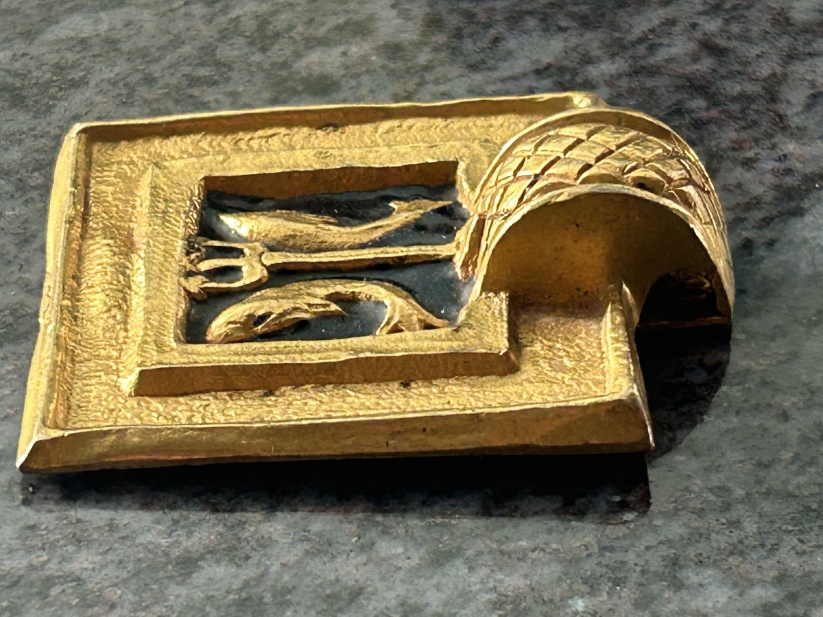Line Vautrin - rare pendentif «  dauphins et trident « bijoux en bronze doré, circa vers 1940-photo-2