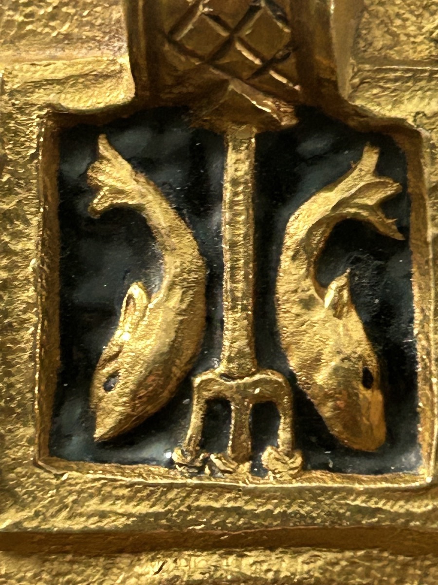 Line Vautrin - rare pendentif «  dauphins et trident « bijoux en bronze doré, circa vers 1940-photo-4