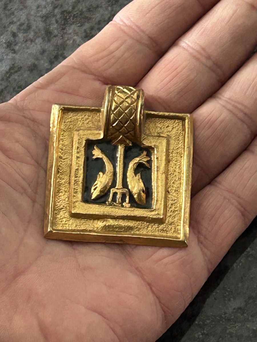 Line Vautrin - rare pendentif «  dauphins et trident « bijoux en bronze doré, circa vers 1940-photo-5