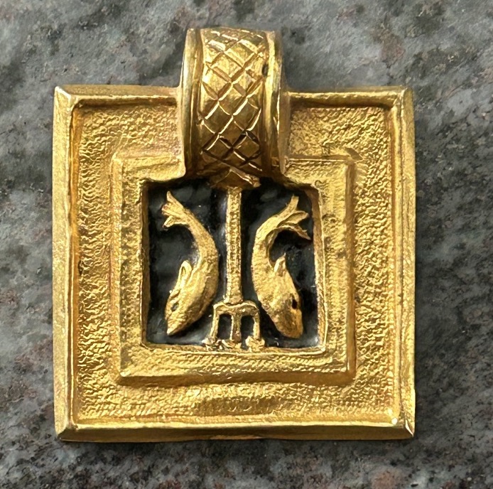 Line Vautrin - rare pendentif «  dauphins et trident « bijoux en bronze doré, circa vers 1940-photo-7