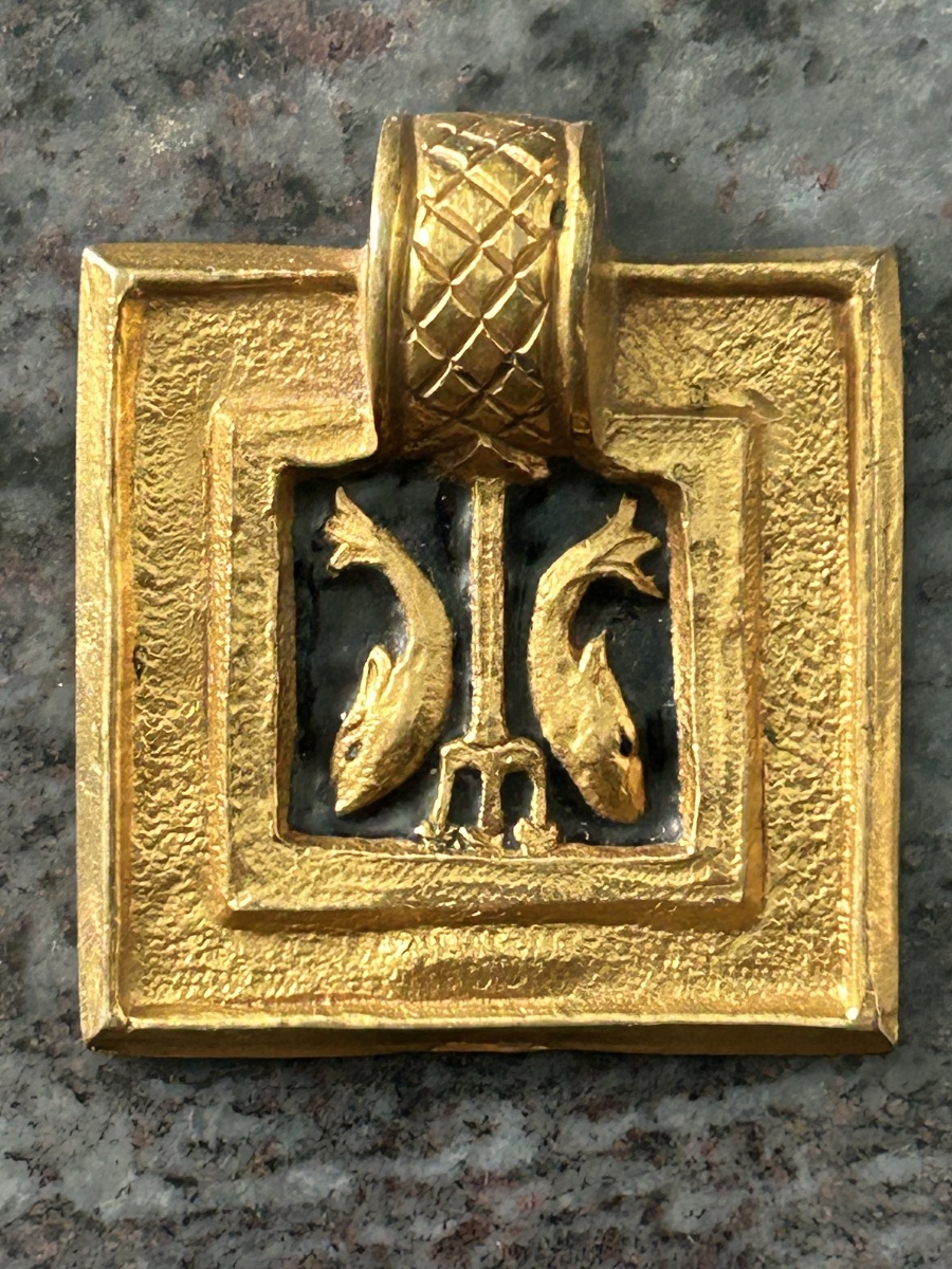 Line Vautrin - rare pendentif «  dauphins et trident « bijoux en bronze doré, circa vers 1940