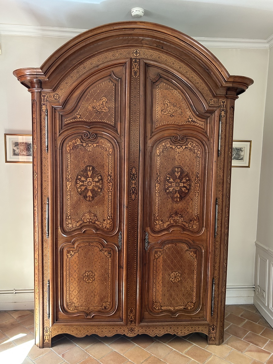 Magnifique armoire en chêne blond et marqueterie travail de l’Est d’époque début XIXème H 298 c