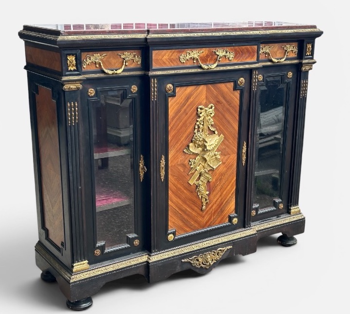 Meuble à hauteur d’appui ou d’entre deux Meuble vitrine d’époque Napoléon III bronze doré 