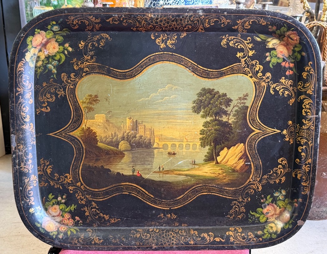 Grand plateau en tôle peint d’époque Napoléon III à décor de paysage et de fleurs  L 78 cm