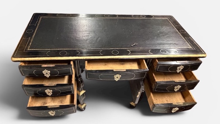 Bureau Mazarin laqué noir et filets de laiton en partie d’époque Louis XIV -photo-2