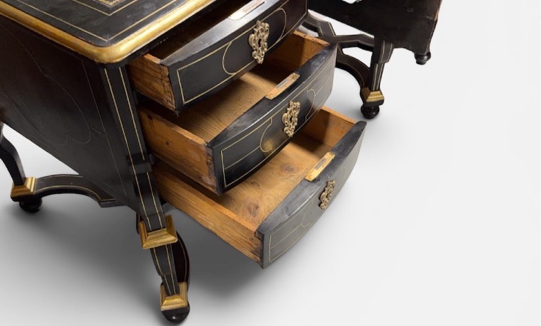 Bureau Mazarin laqué noir et filets de laiton en partie d’époque Louis XIV -photo-8