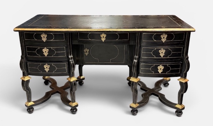 Bureau Mazarin laqué noir et filets de laiton en partie d’époque Louis XIV 