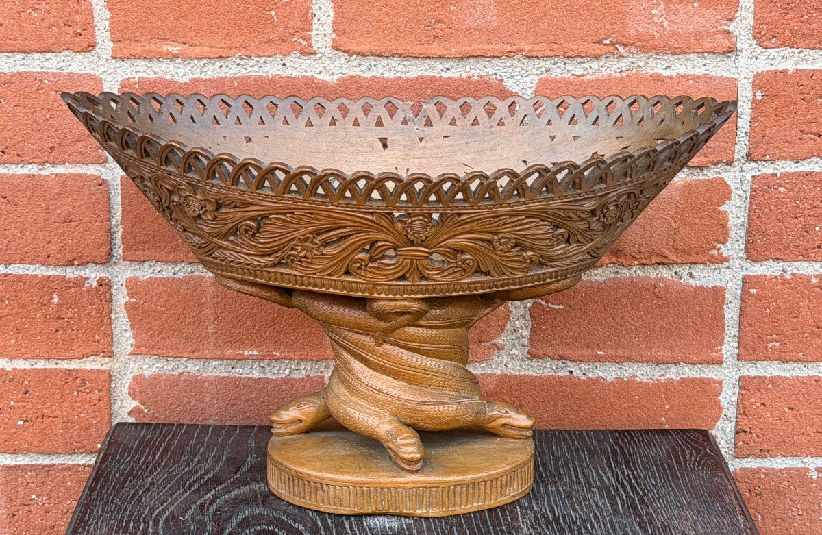 Art populaire - coupe sur pied en bois sculpté serpents et décors à motifs floraux ajouré XIXèm