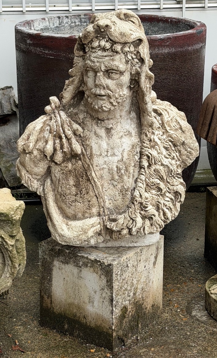 Important buste d’Hercule en pierre reconstituée d’après l’antique déco de jardin XXème H 83 cm