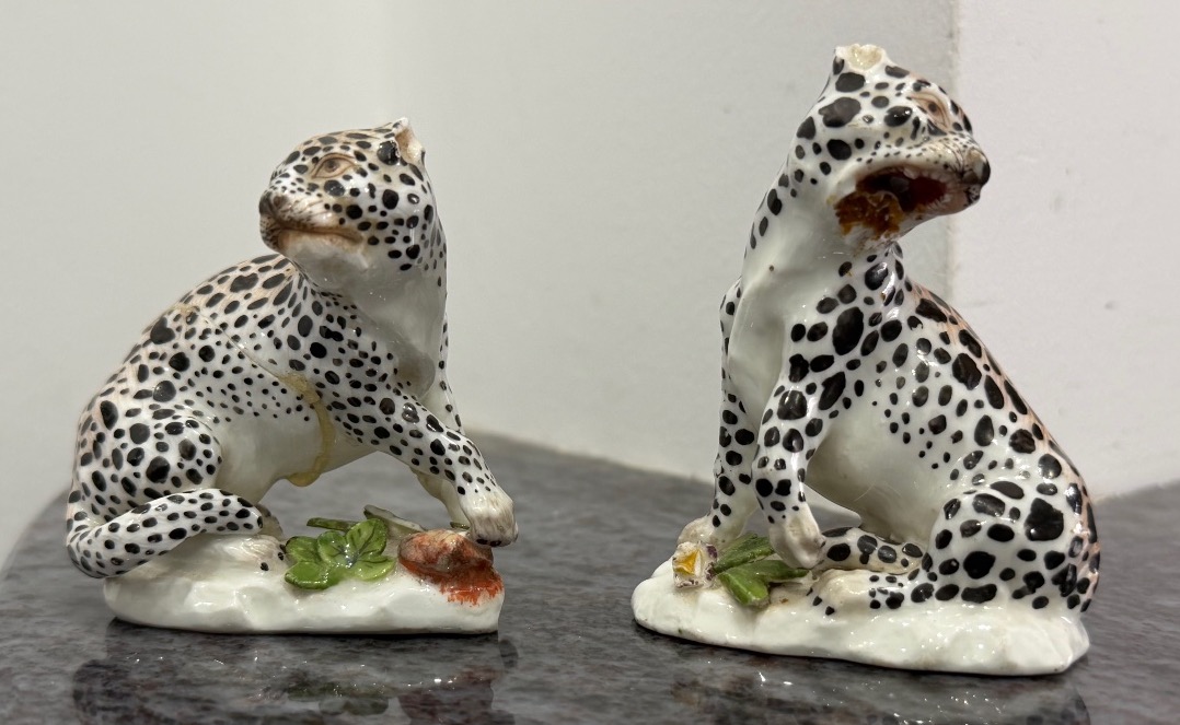 Johann Joachim KÅNDLER (1706-1775) rare paire de léopards porcelaine de Meissen XVIIIème siècle