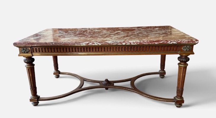Table de milieu de style Louis XVI d’époque Napoléon III en acajou bronze marbre rouge royal 