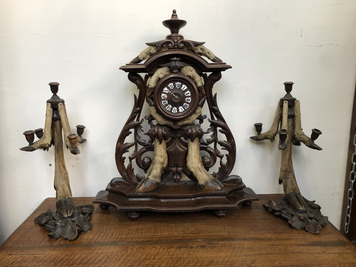 At Auction: FORÊT NOIRE Grande pendule Forêt-Noire en bois sculpté vers