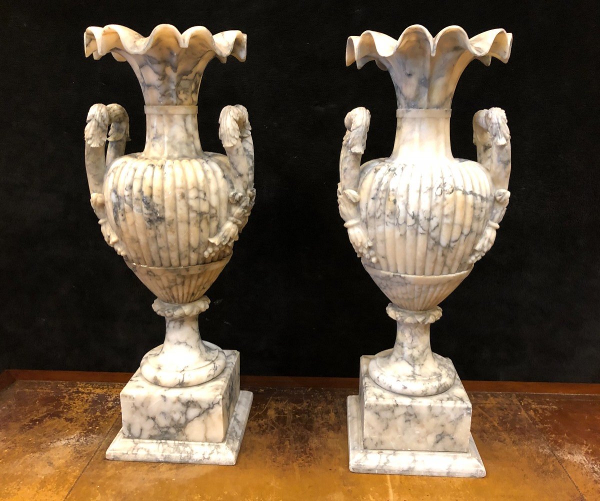 Large Pair Of Vases In Alabaster Italy Late Nineteenth H: 72 Cm
