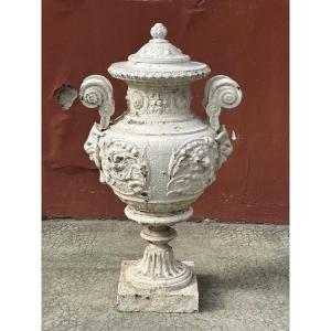 Large Covered Vase Or Cast Iron Urn From The 19th Century - Medici Vase Garden Decoration