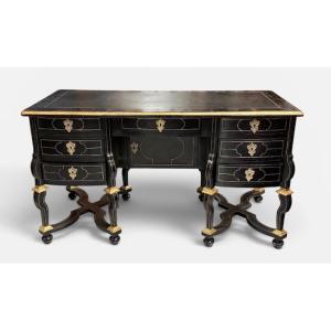 Bureau Mazarin laqué noir et filets de laiton en partie d’époque Louis XIV