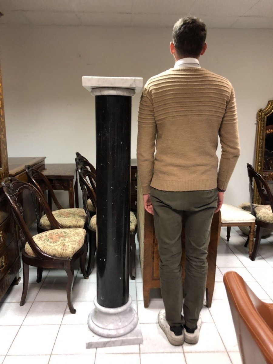 Column In Black Marquina And Carrara Marble.-photo-3