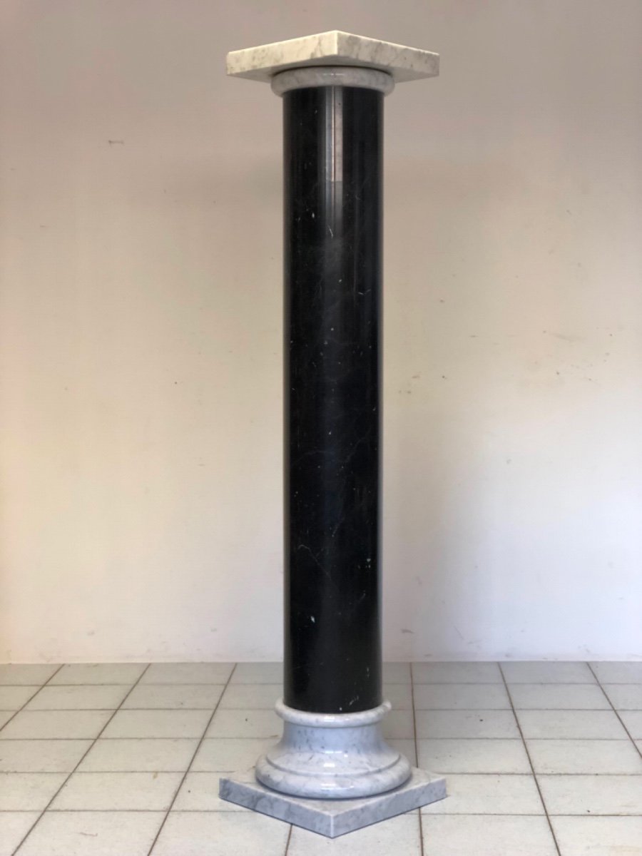 Column In Black Marquina And Carrara Marble.
