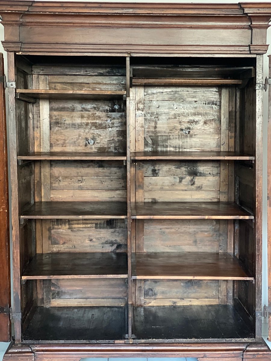 Cabinet In Paneled And Diamond-point Carved Walnut. Genoa 17th Century-photo-1