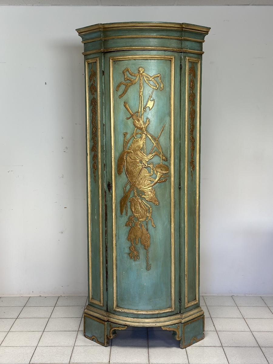 Encoignure courbée, laquée et peinte, Toscane, Louis XIV. Fin XVIIe siècle, début XVIIIe siècle