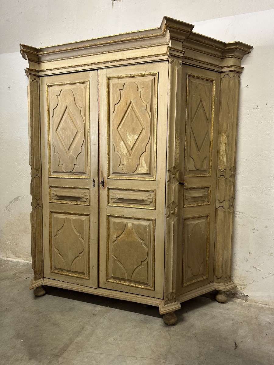 Armoire d'angle à quatre portes, laquée et peinte en or. Piémont-Ligurie, milieu du XVIIIe sièc-photo-3
