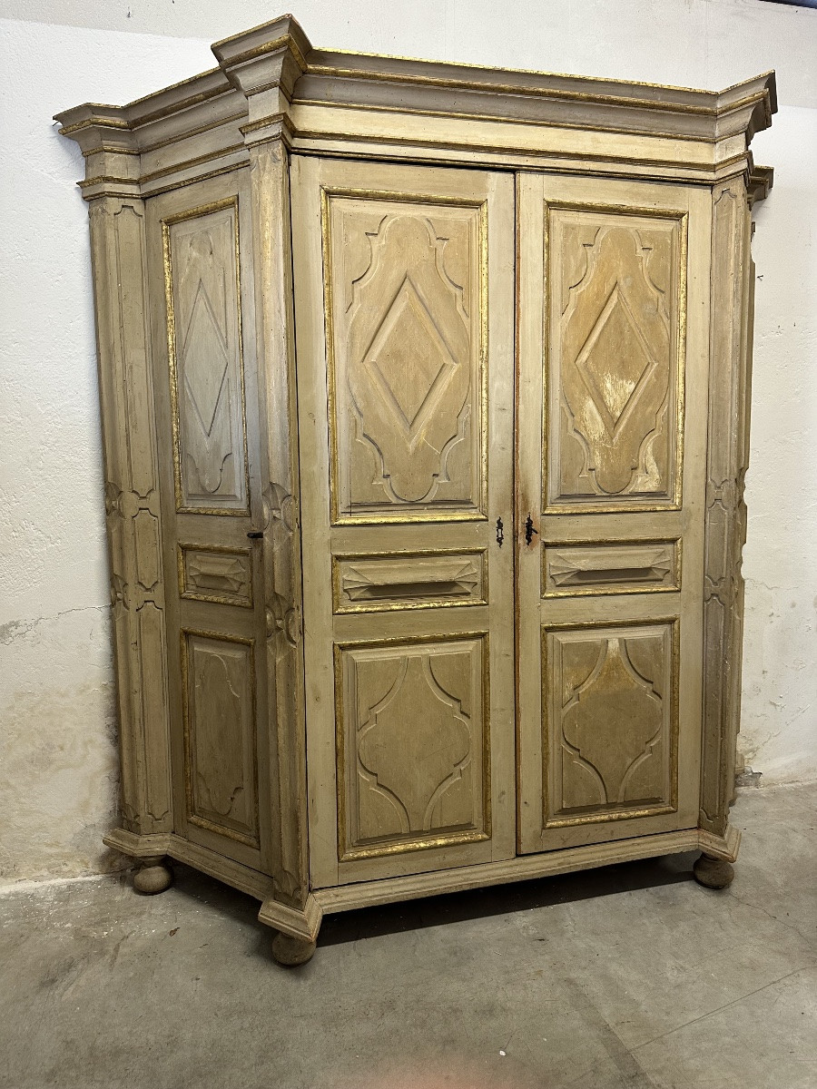 Armoire d'angle à quatre portes, laquée et peinte en or. Piémont-Ligurie, milieu du XVIIIe sièc-photo-2
