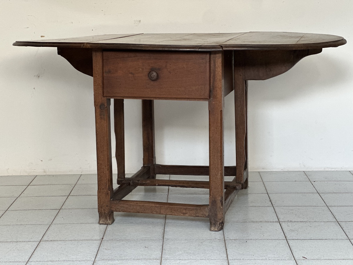 Walnut Hinged Table. 17th Century-photo-2