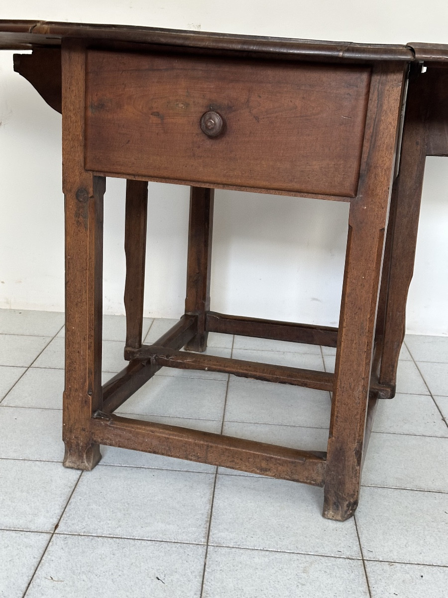 Walnut Hinged Table. 17th Century-photo-4