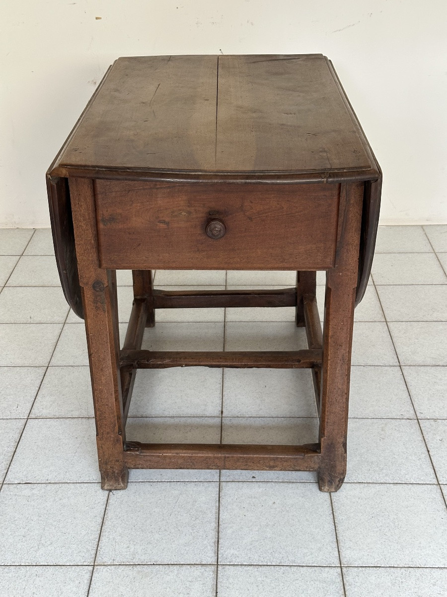 Walnut Hinged Table. 17th Century-photo-1