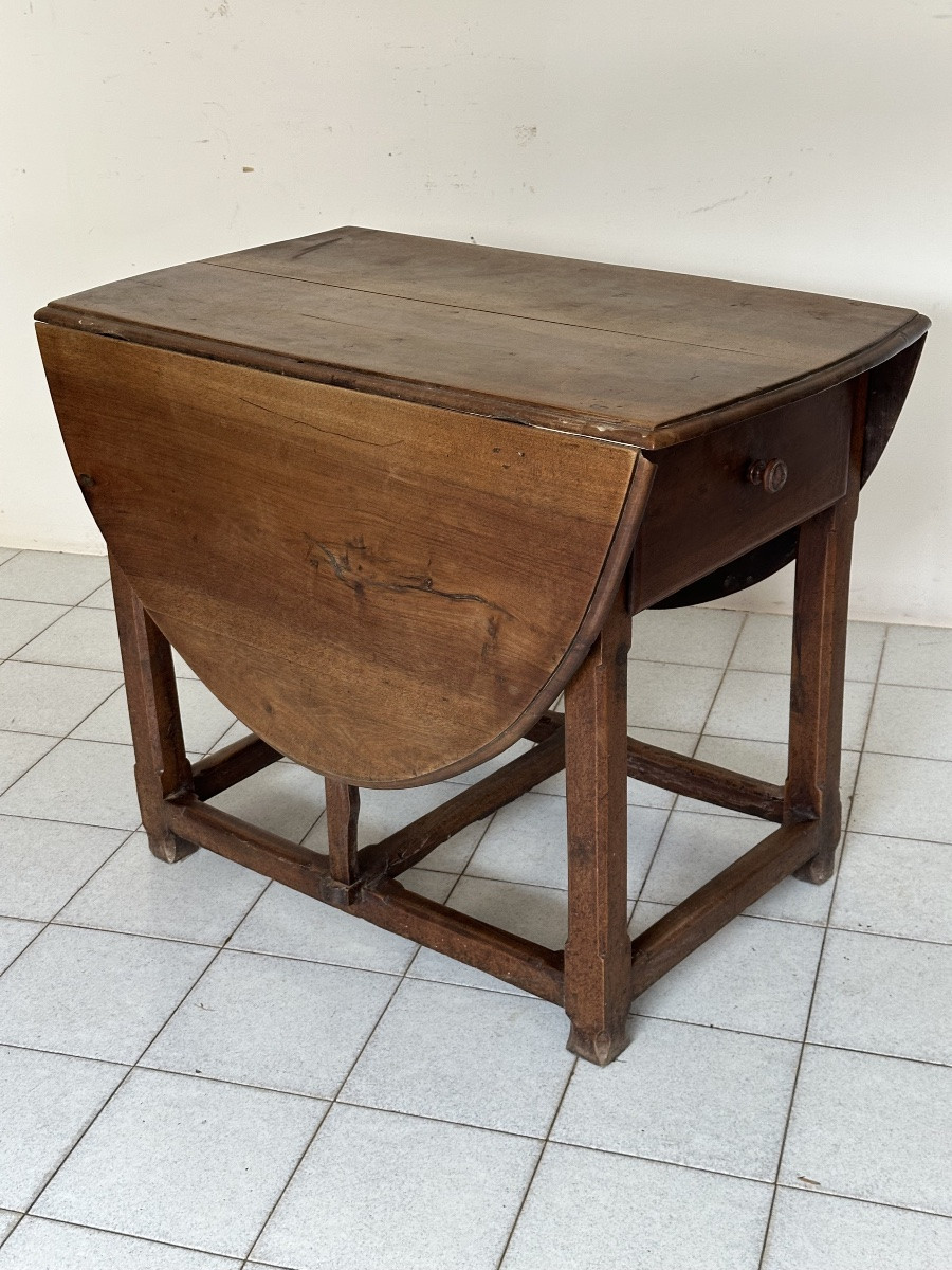 Walnut Hinged Table. 17th Century-photo-2