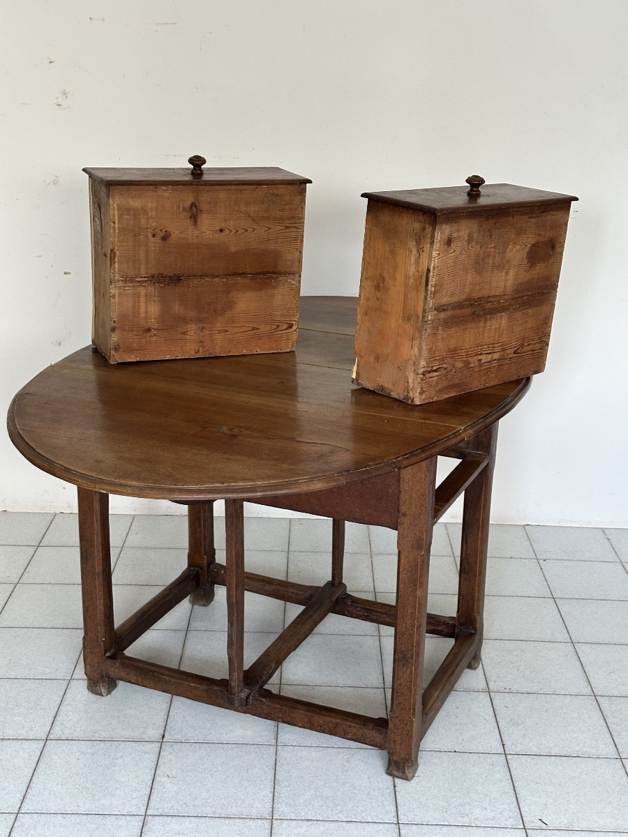 Walnut Hinged Table. 17th Century-photo-7