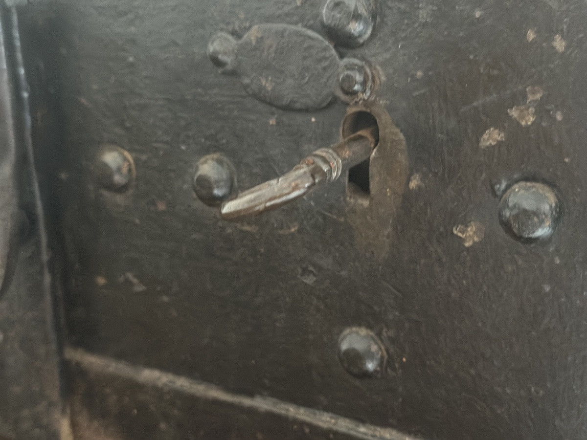 Small Studded Iron Travel Chest. Early 19th Century.-photo-5