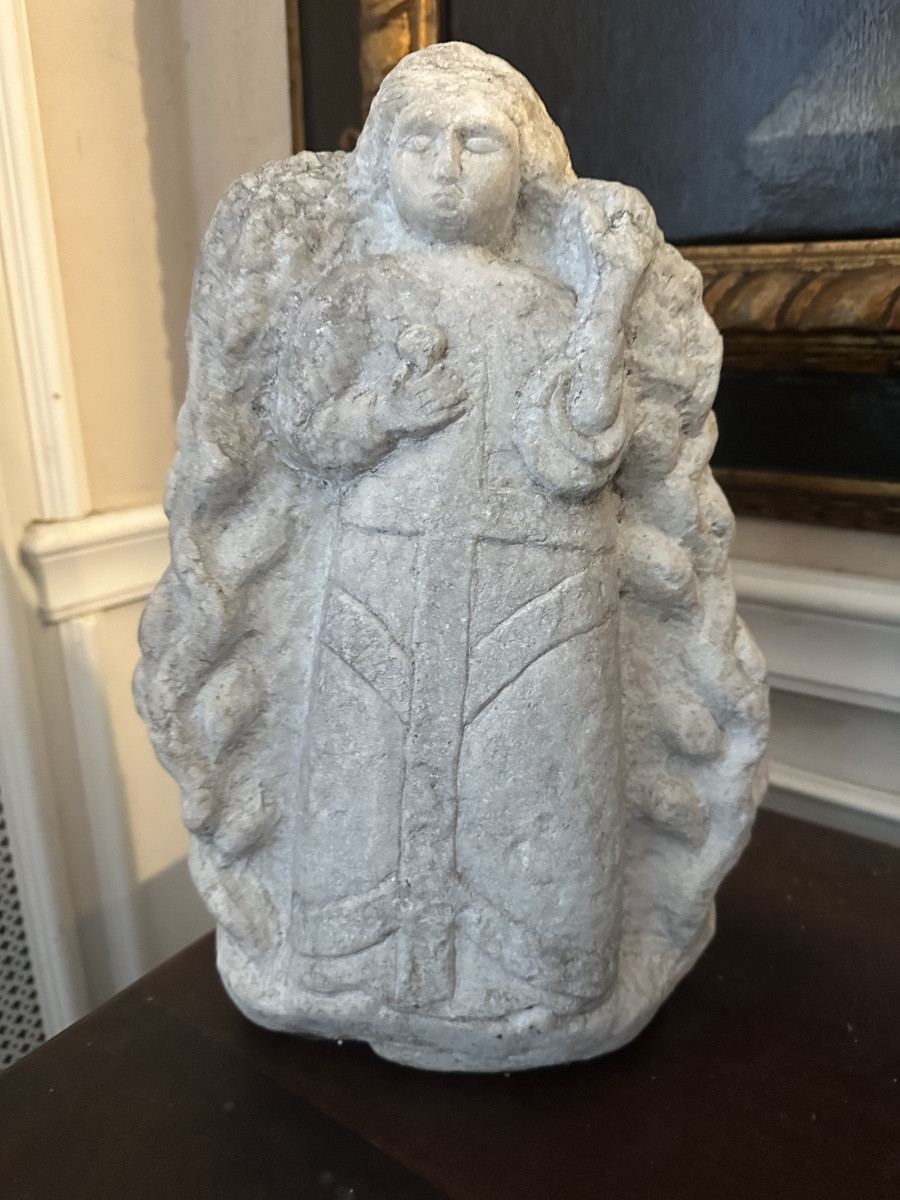 Sculpture en pierre de la Madone de la fin du XVIe siècle