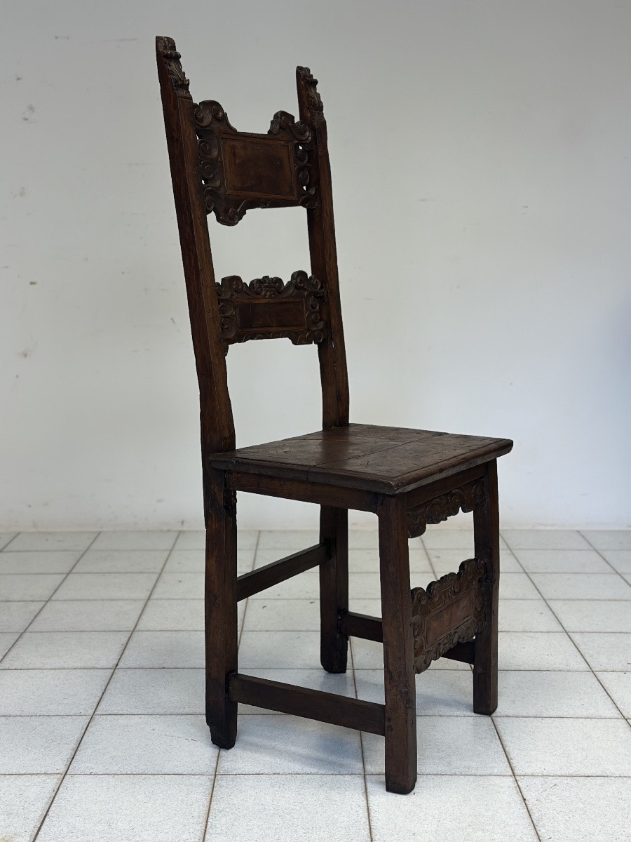 Chaise-cartable en noyer sculpté d'époque Louis XIV. Lombardie, XVIIe siècle.-photo-3