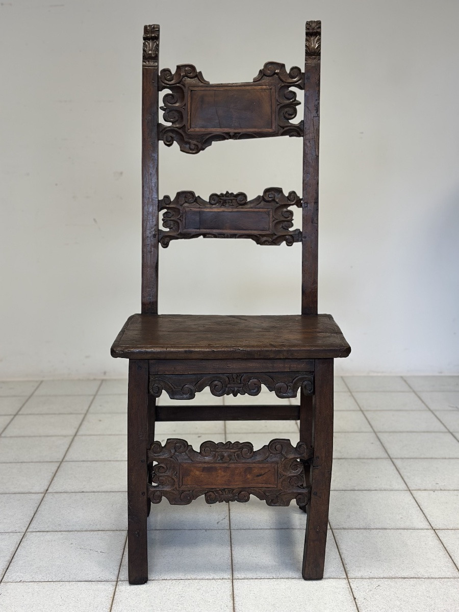 Chaise-cartable en noyer sculpté d'époque Louis XIV. Lombardie, XVIIe siècle.-photo-1