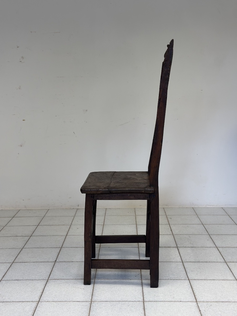 Chaise-cartable en noyer sculpté d'époque Louis XIV. Lombardie, XVIIe siècle.-photo-2
