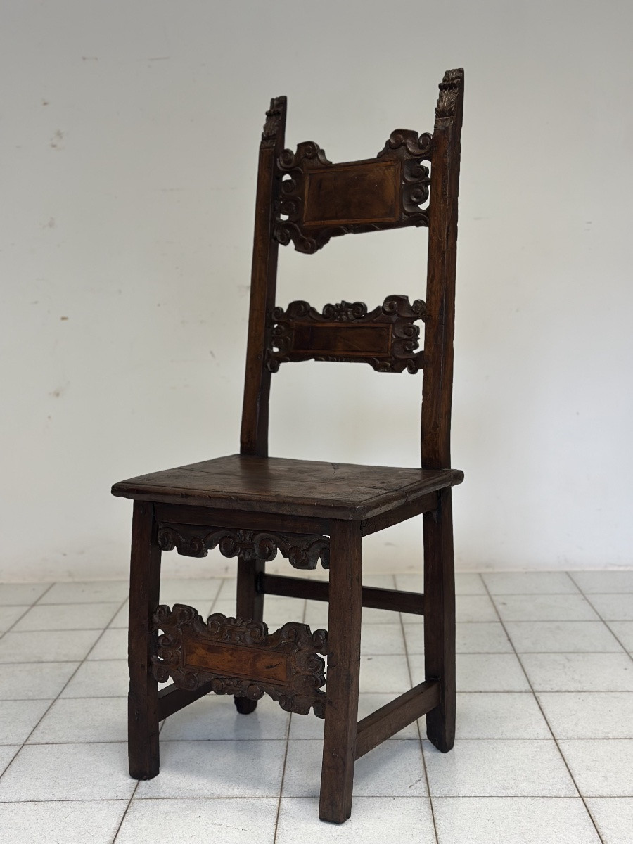 Chaise-cartable en noyer sculpté d'époque Louis XIV. Lombardie, XVIIe siècle.-photo-3