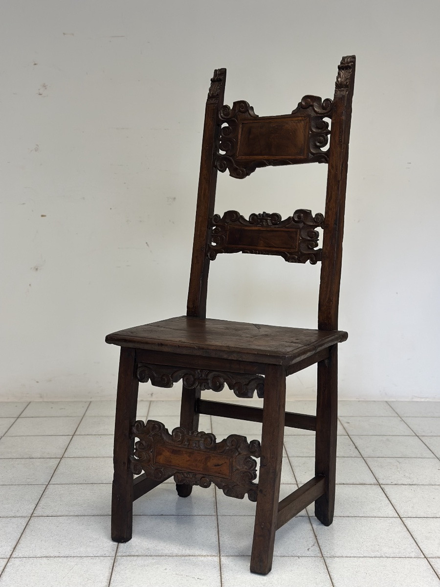 Chaise-cartable en noyer sculpté d'époque Louis XIV. Lombardie, XVIIe siècle.-photo-4