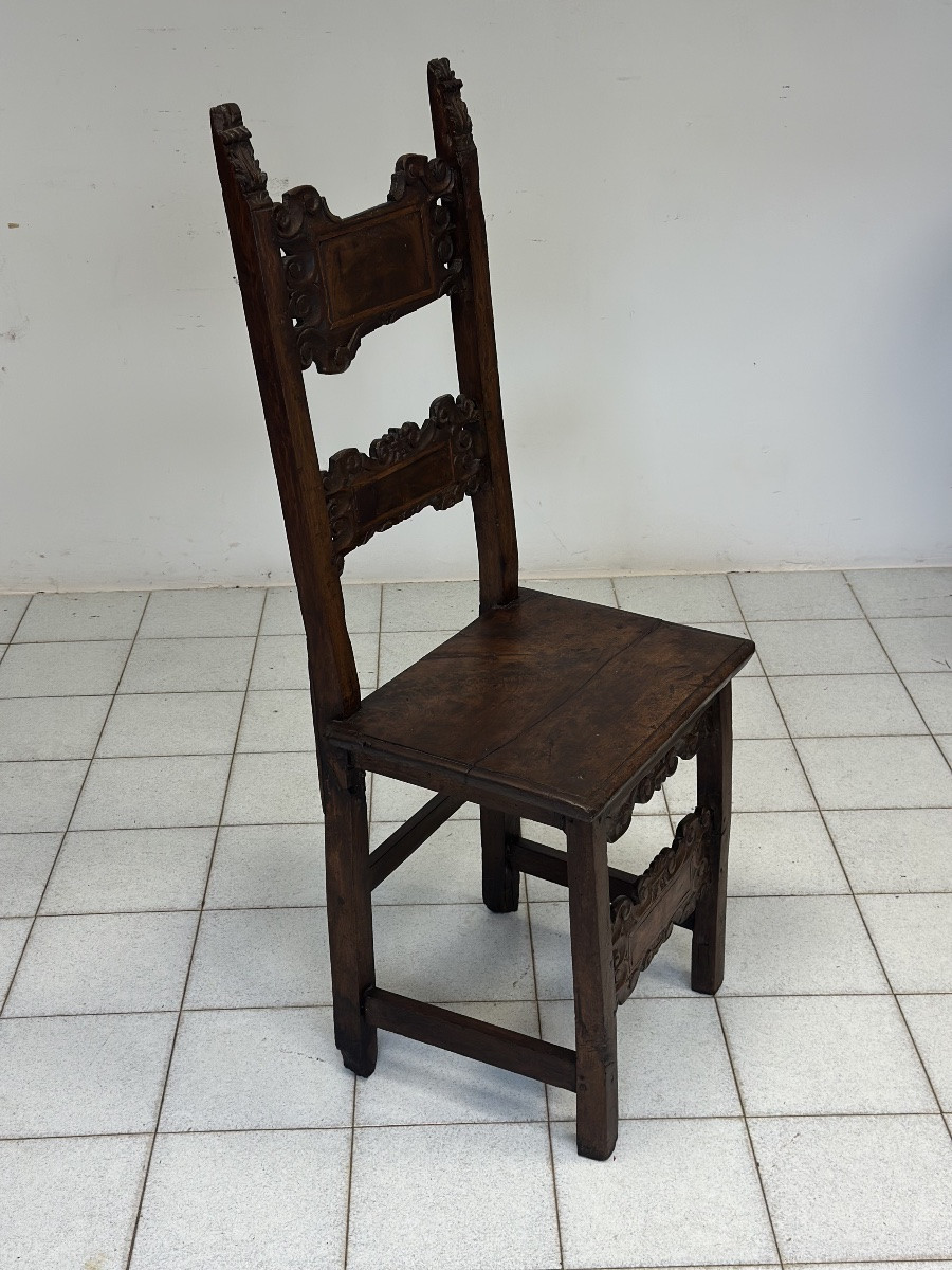 Chaise-cartable en noyer sculpté d'époque Louis XIV. Lombardie, XVIIe siècle.-photo-7